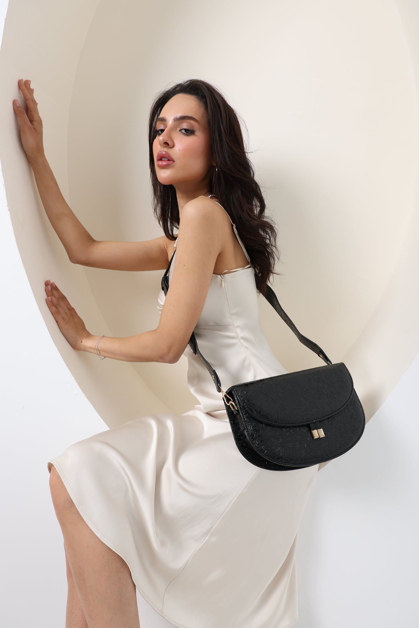 SLEEK Black Crossbag